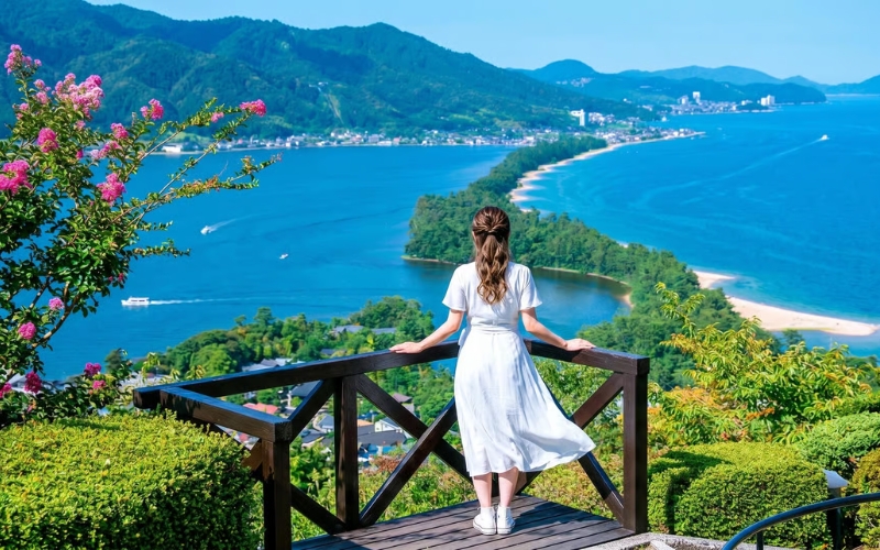 Bức tranh thiên nhiên độc lạ tại Amanohashidate Kyoto tựa như một con rồng xanh đang bay lượn giữa nền trời Phù Tang